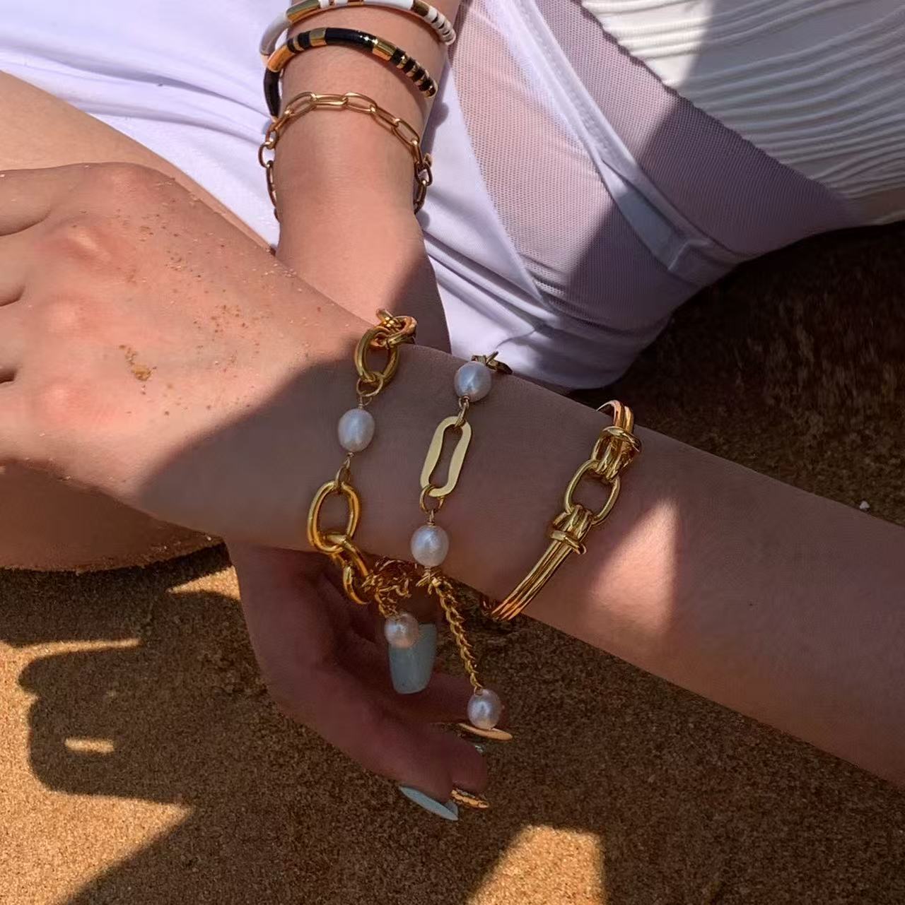 Les bracelets et chaines de main